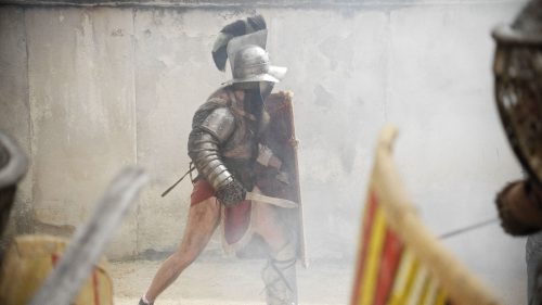 Arènes de Nîmes gladiateurs bouclier