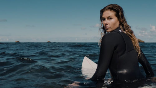 Femme surf mer